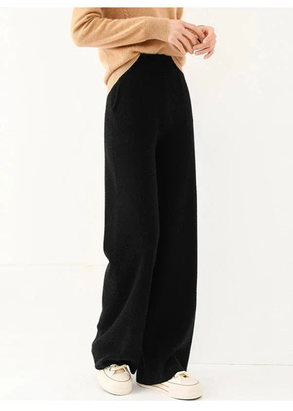 FJØRNA women's merino wool joggers, wide-leg pants with comfortable fit and soft wool fabric, ideal for casual wear.