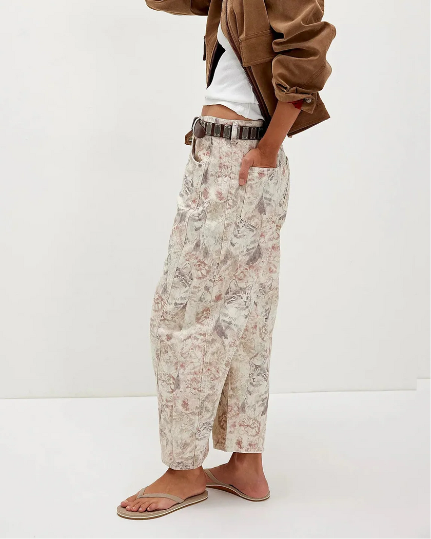 FJØRNA women's wide-leg denim jeans, stylish pants with a relaxed fit, shown in a natural blue denim fabric.
