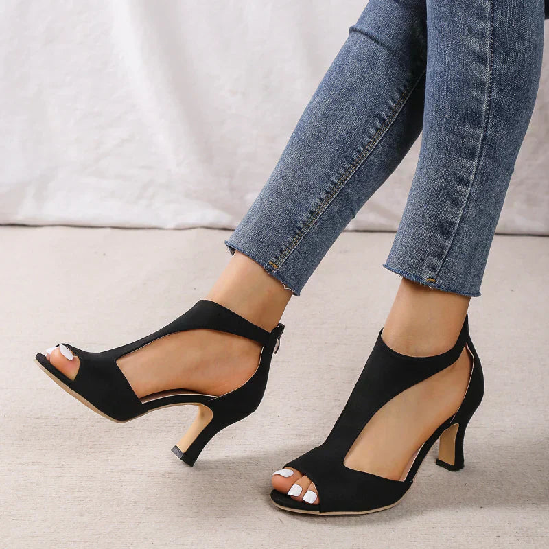 FJØRNA Elora orthopedic sandals with heels, featuring supportive straps and comfortable design for stylish everyday wear.