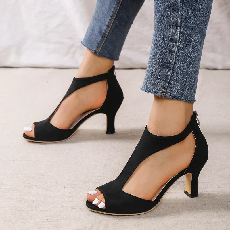 FJØRNA Elora orthopedic sandals with heels, featuring supportive design and stylish straps, ideal for comfortable everyday wear.
