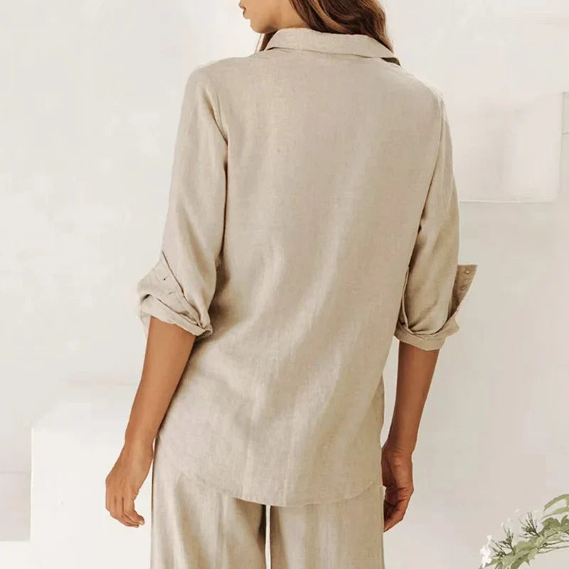 FJØRNA extra-large linen shirt with spacious pockets, shown in a relaxed fit with long sleeves and natural linen fabric.