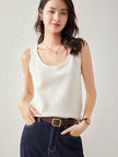 FJØRNA women's cashmere top, soft and cozy, featuring a classic fit with long sleeves and a round neckline.