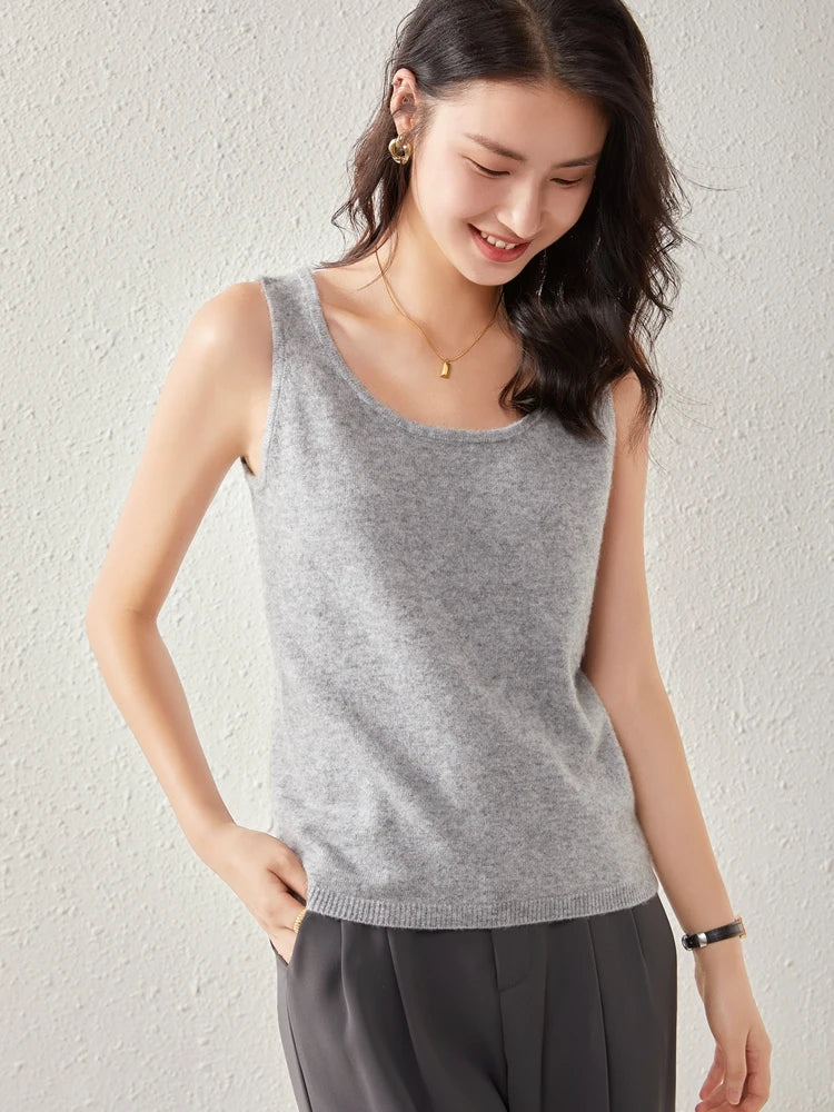FJØRNA women's cashmere top, soft and cozy, featuring a fitted design and long sleeves, ideal for stylish comfort.