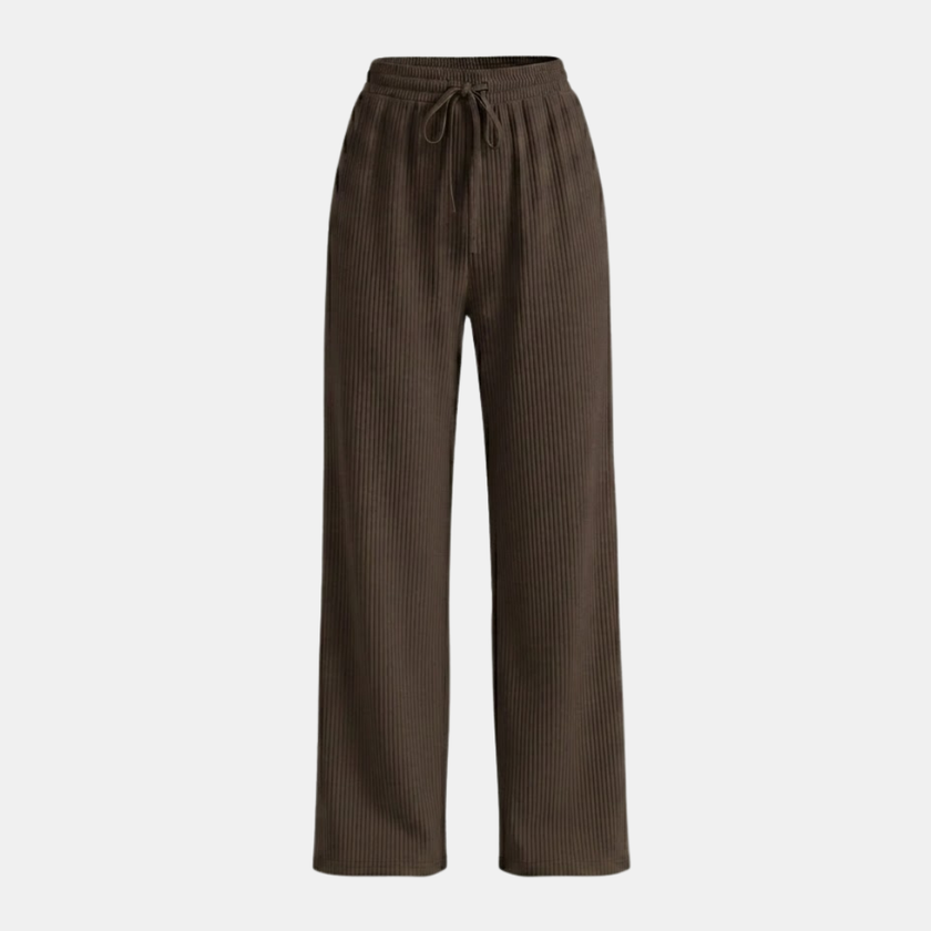 Women’s wide leg pleated trousers with elastic waistband by FJØRNA, showcasing stylish, flowy fabric and relaxed fit.
