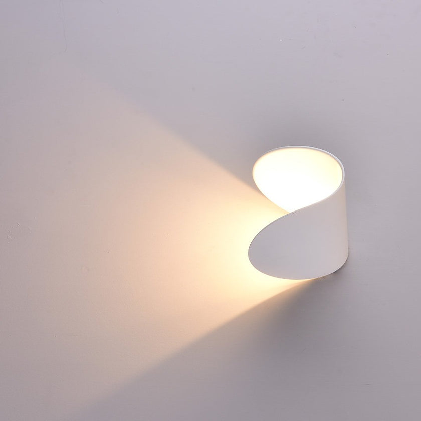 Fjorna | Twisted LED Wall Light