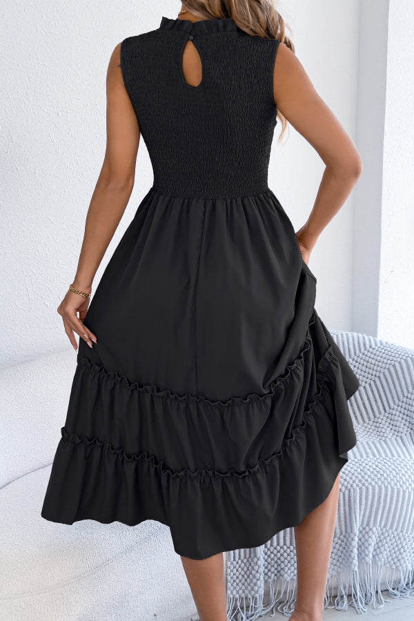 FJØRNA sleeveless midi dress with solid color, tucked patchwork design, casual style, perfect for summer wear