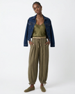 FJØRNA women's linen tapered trousers, casual pants with a relaxed fit and tapered design, in light natural fabric.