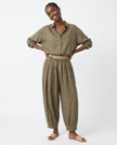 FJØRNA women's linen tapered trousers, lightweight and comfortable pants with a relaxed fit and natural fabric texture.