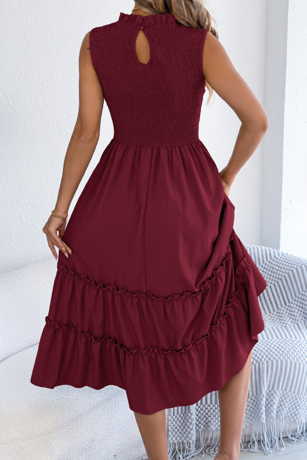 FJØRNA solid color sleeveless tucked patchwork casual midi dress displayed on a mannequin, showcasing a stylish and comfortable design.