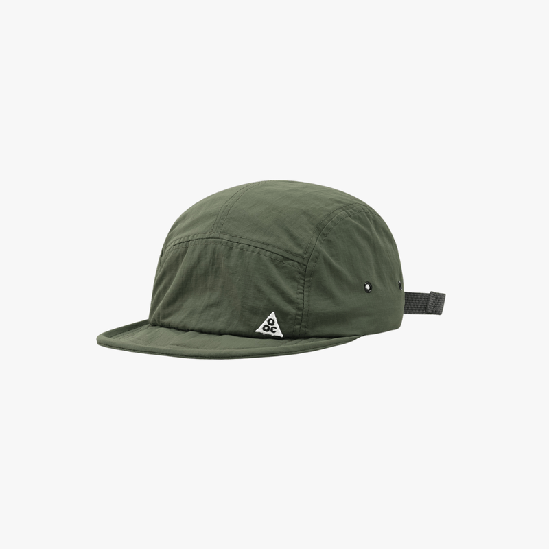 Black FJØRNA men's adjustable hat with a packable design, featuring a classic cap style and comfortable fit.