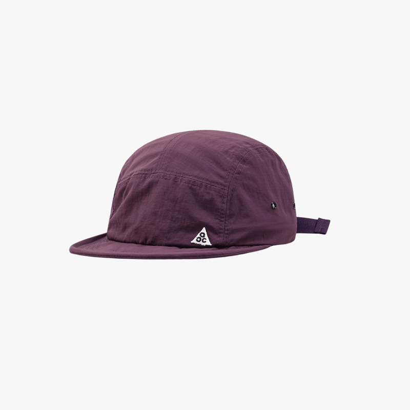 Black men's FJØRNA adjustable and packable hat, stylish men's cap with a curved brim and comfortable fit.