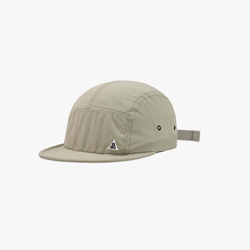 Black men's FJØRNA adjustable cap featuring a classic hat design, packable and suitable for casual outdoor wear.