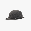 Men’s black FJØRNA adjustable hat, packable and stylish cap with a classic design, perfect for casual wear.