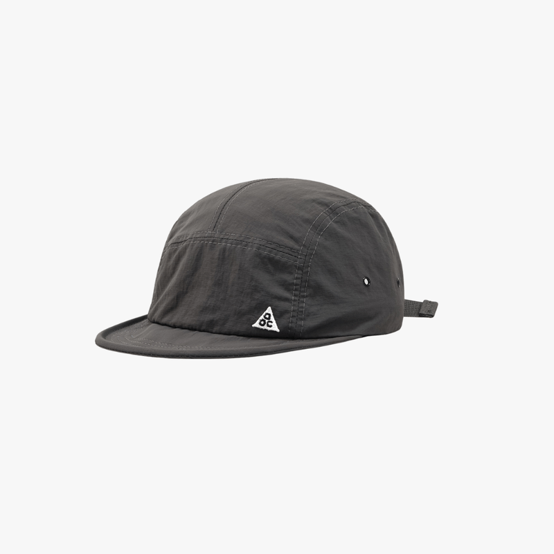 Men’s black FJØRNA adjustable hat, packable and stylish cap with a classic design, perfect for casual wear.