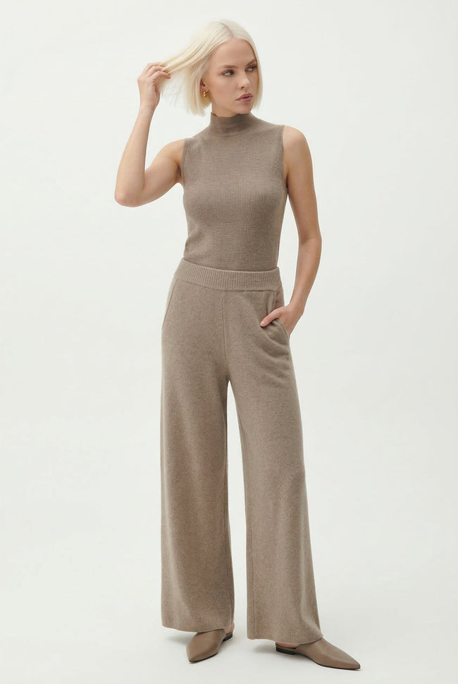 FJØRNA women's jogger pants featuring a comfortable, casual fit in a neutral color, ideal for everyday wear.