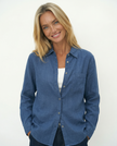 Women’s linen blend shirt by FJØRNA, stylish and lightweight top worn by the model, perfect for casual and summer outfits.