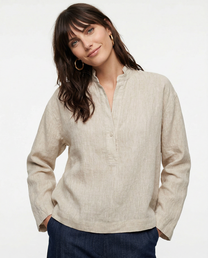 Women’s linen polo top with collar, FJØRNA brand, featuring a relaxed fit and soft fabric, worn by a model in a casual setting.