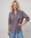 FJØRNA women’s linen pleated shirt, lightweight and breathable top with a relaxed fit and stylish pleats, worn by a model.