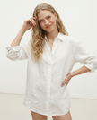 FJØRNA women's knit shirt with slit hem, lightweight top featuring a relaxed fit and stylish design, modeled on a woman.