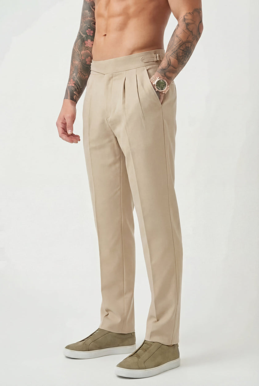 FJØRNA tailored cream trousers with a slim fit, featuring classic design and smooth fabric, shown on a model.