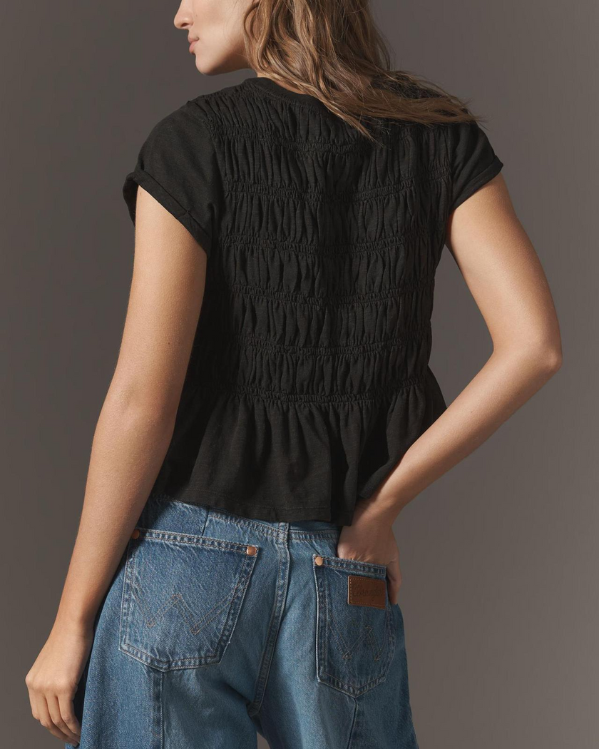 FJØRNA women's linen top with ruffle detail, lightweight and stylish blouse with elegant ruffle accents on the sleeves.