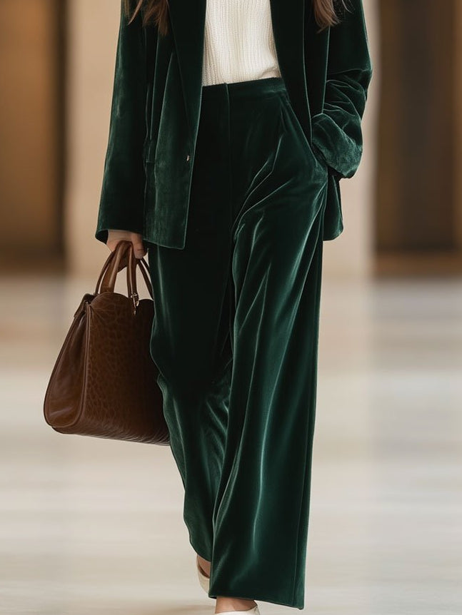 Dark green vintage velvet tailored trousers with pockets from FJØRNA, featuring a classic fit and elegant design.