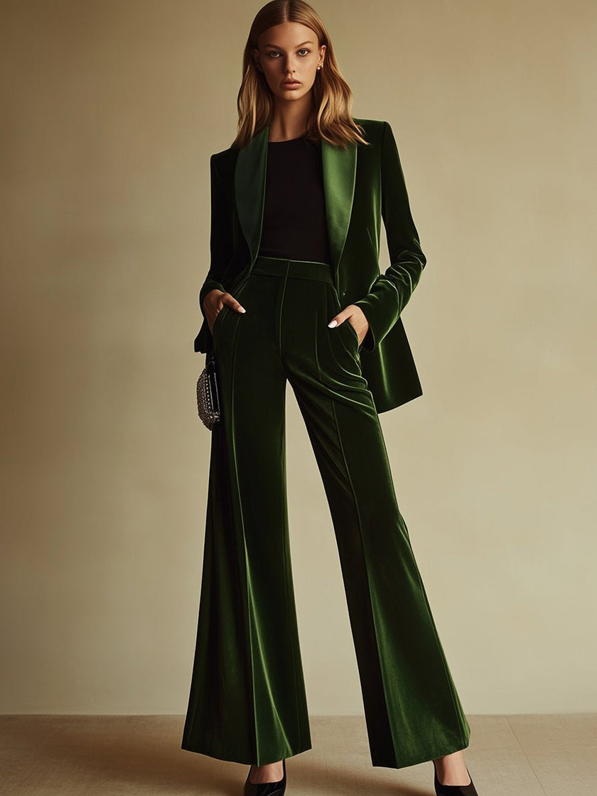 Emerald green velvet two-piece suit set by FJØRNA, featuring a loose fit with blazer and matching trousers.