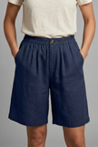 FJØRNA Juniper women's relaxed fit shorts with elastic waistband, casual summer style, in a comfortable, lightweight fabric.