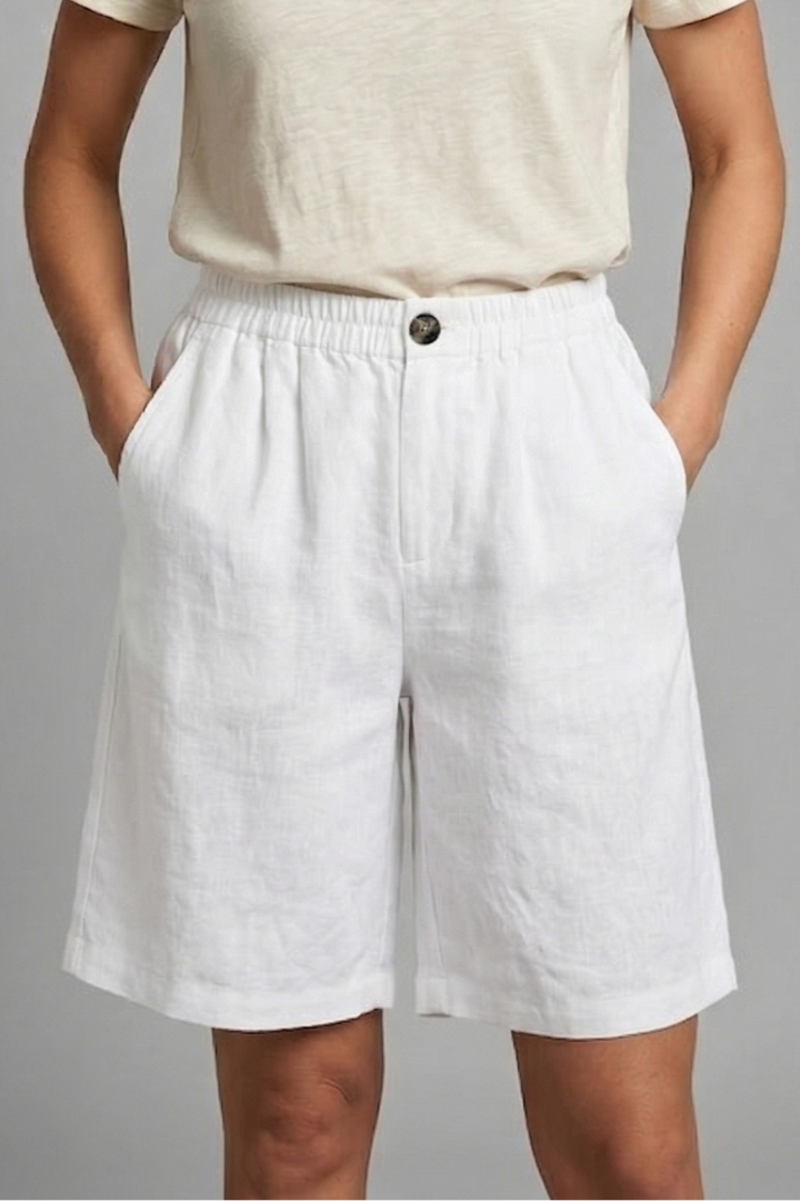 FJØRNA Juniper women's elastic waist relaxed fit shorts, lightweight and comfortable casual shorts for women.