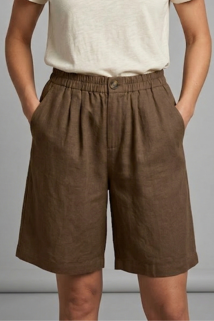 FJØRNA Juniper women's elastic waist relaxed fit shorts, lightweight and comfortable casual shorts for women.