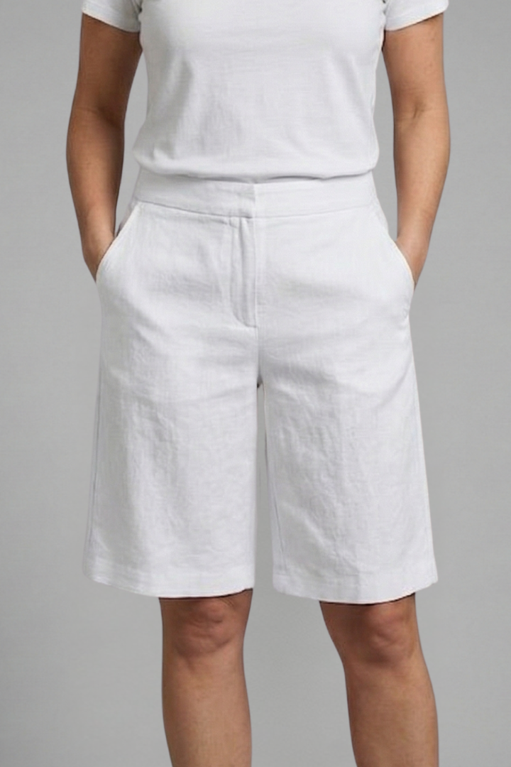 FJØRNA women's high-waisted summer shorts with knee length, drawstring waist, and side pockets for a comfortable, stylish look.