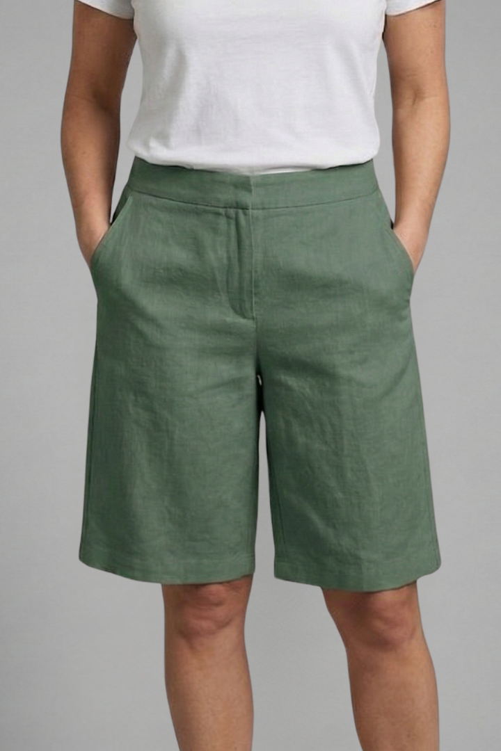 FJØRNA women's high-waisted summer shorts with knee length, drawstring waist, and side pockets, suitable for casual wear.