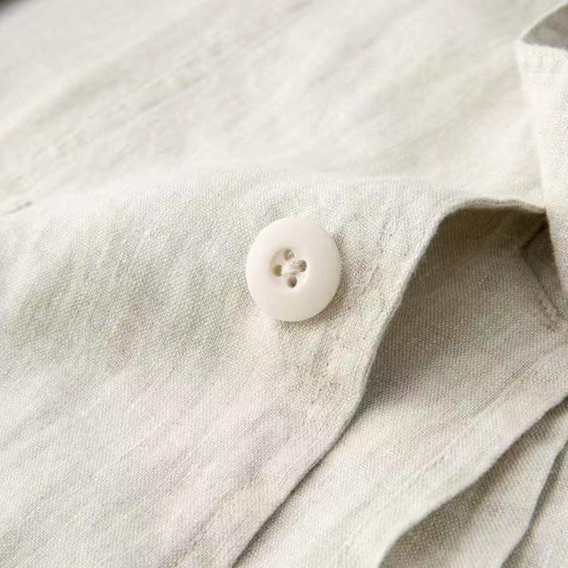 Close-up of FJØRNA men's lightweight linen summer suit set, featuring breathable fabric and classic fit for warm weather.